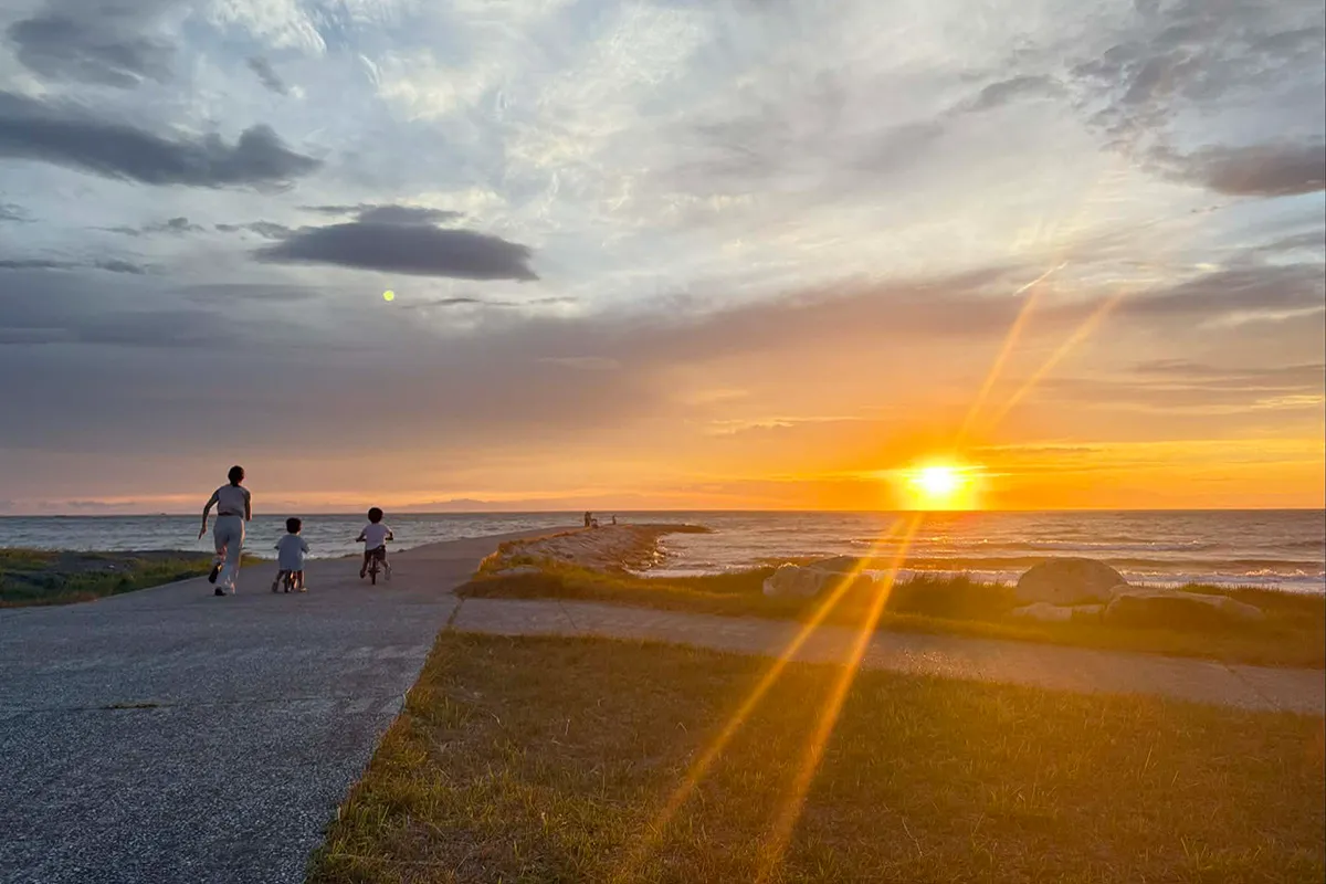 【夕暮れの岩井海岸で子どもたちと遊ぶ時間】