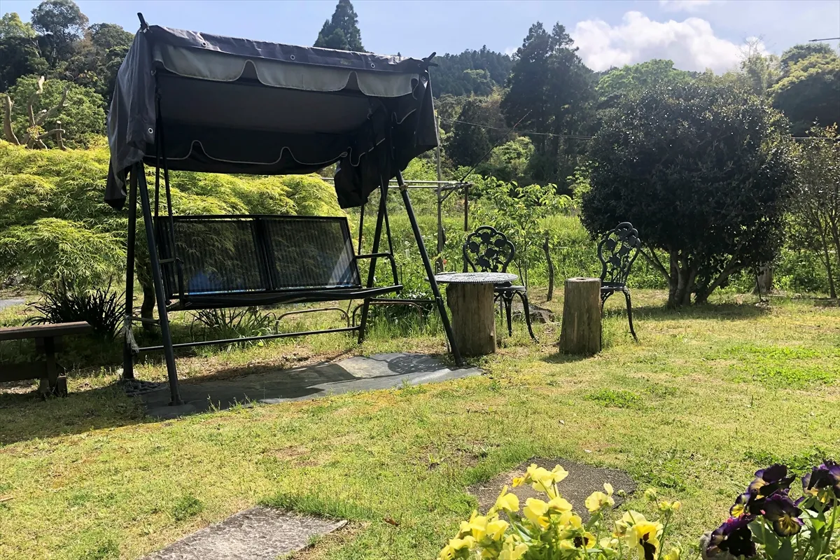 【庭のブランコ。椅子とテーブル】