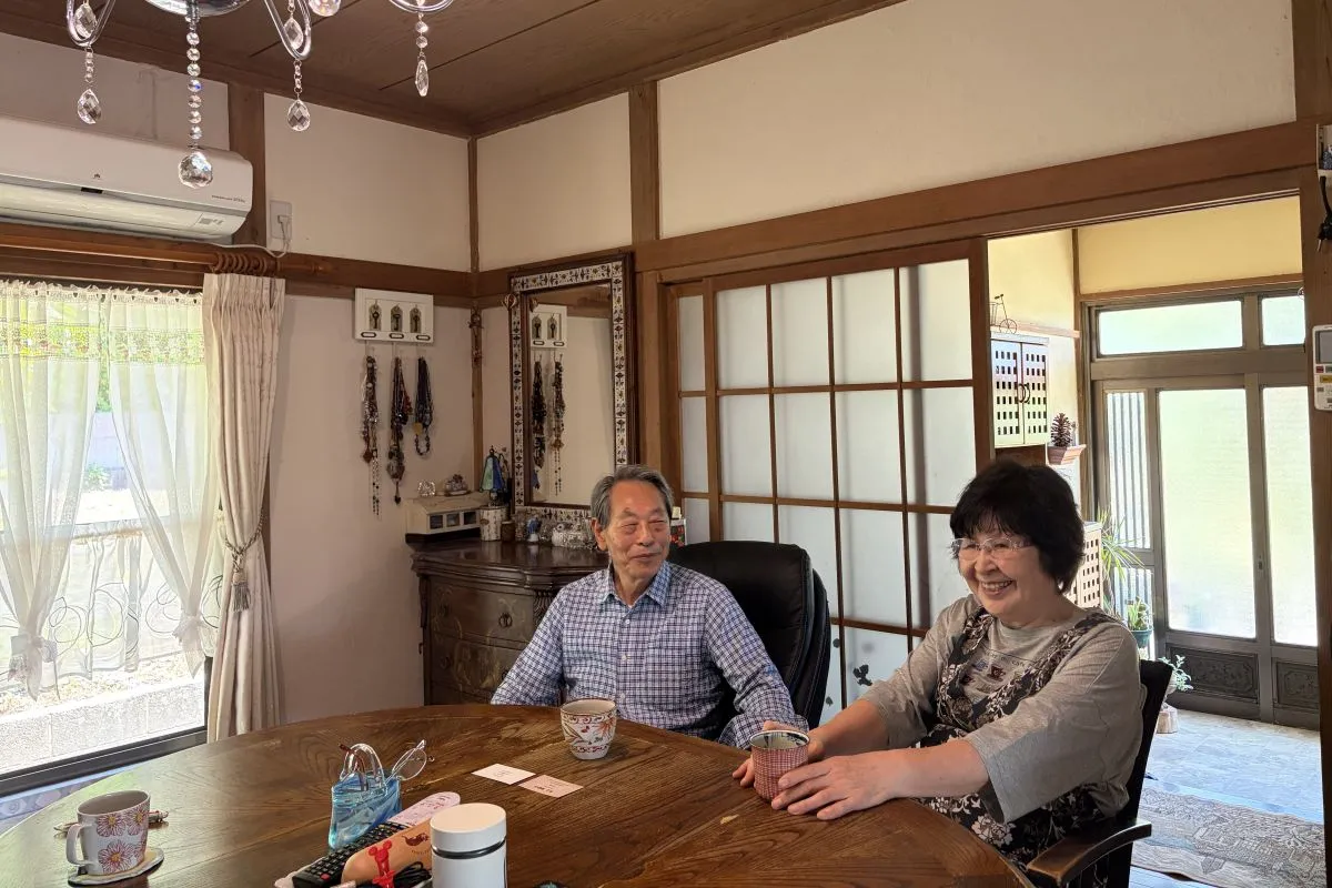 【大切に使ってきた家具や小物が並ぶ室内。ご夫妻の暮らしぶりが伝わる空間です】