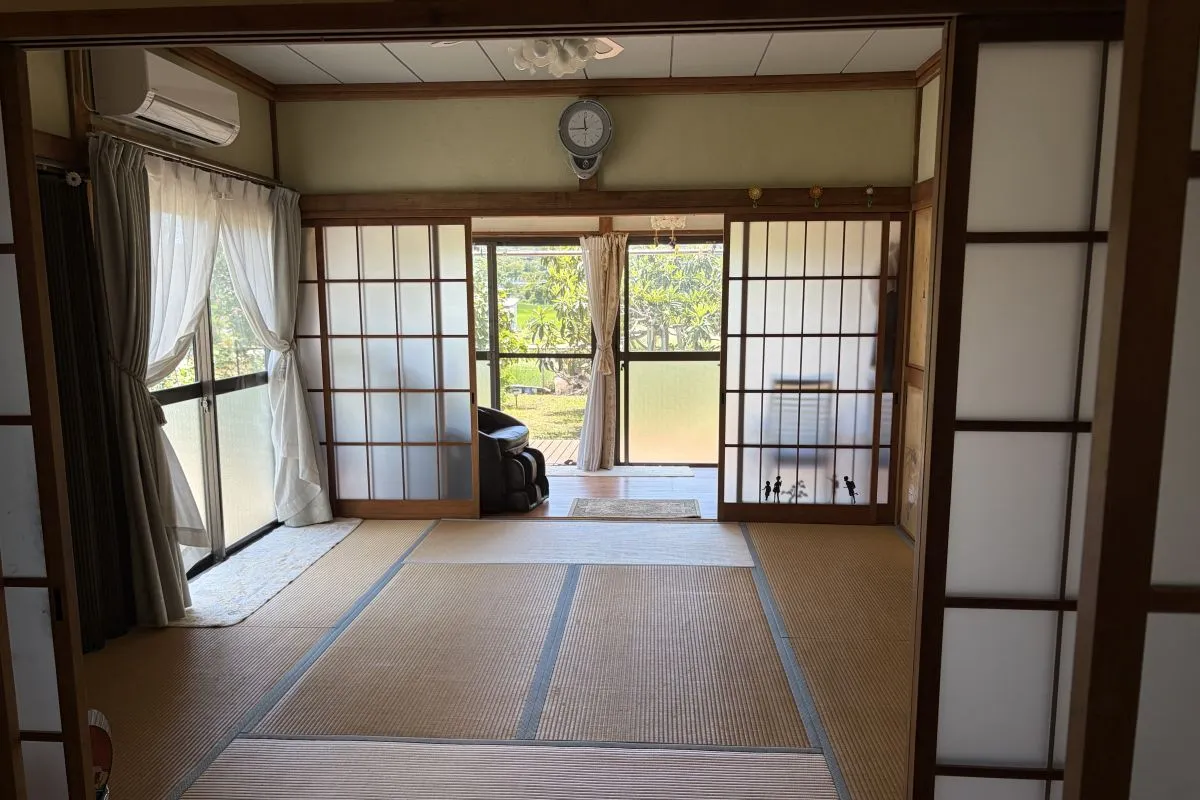 【和室と洋室の床の高さをそろえ、暮らしやすく整えられた室内】