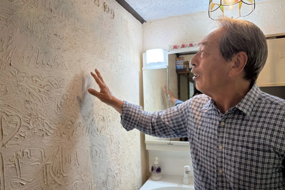 【壁塗りにはご家族も参加。日付や手の跡を残し、住まいづくりの思い出にしています】