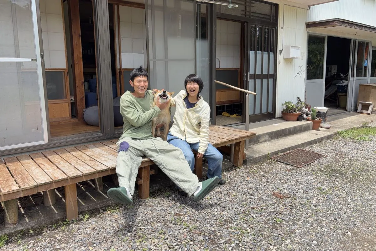 【縁側で。ご夫妻とハチ】