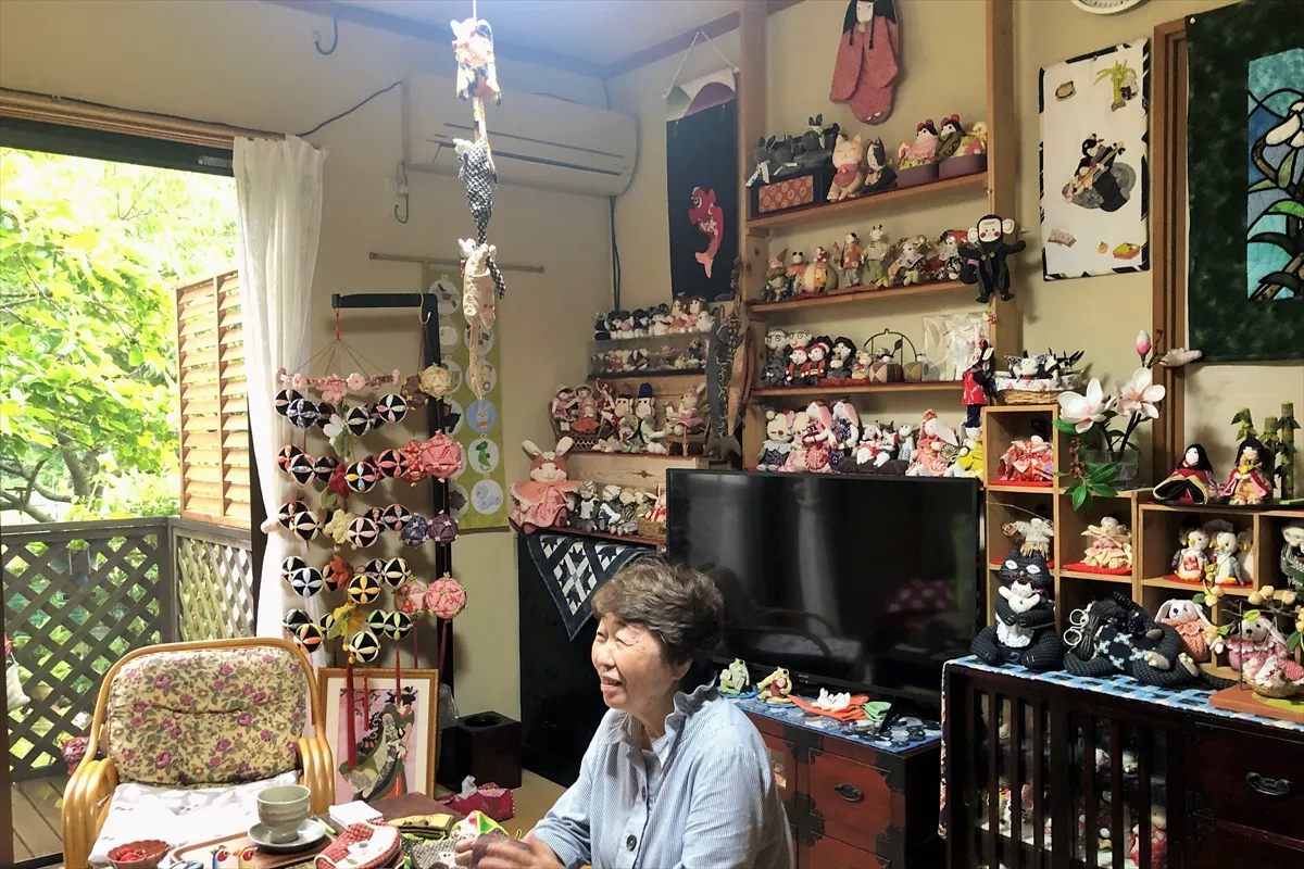 【和室。和子さんの作品がずらり。飾り棚は竹次さんのDIY】
