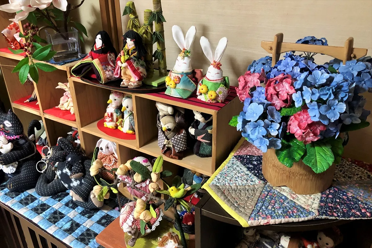 【人形やぬいぐるみと並ぶ、パンフラワーのあじさい】