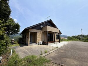 南西側から見た建物外観