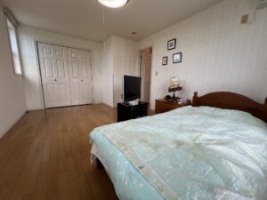 2階西側の洋室を窓(南)側から