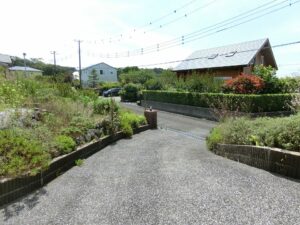 進入アプローチを建物側から見た画像