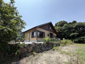 北側の菜園用地から見た建物