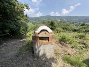菜園用地にあるピザ窯