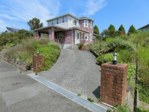進入アプローチを含めた建物外観
