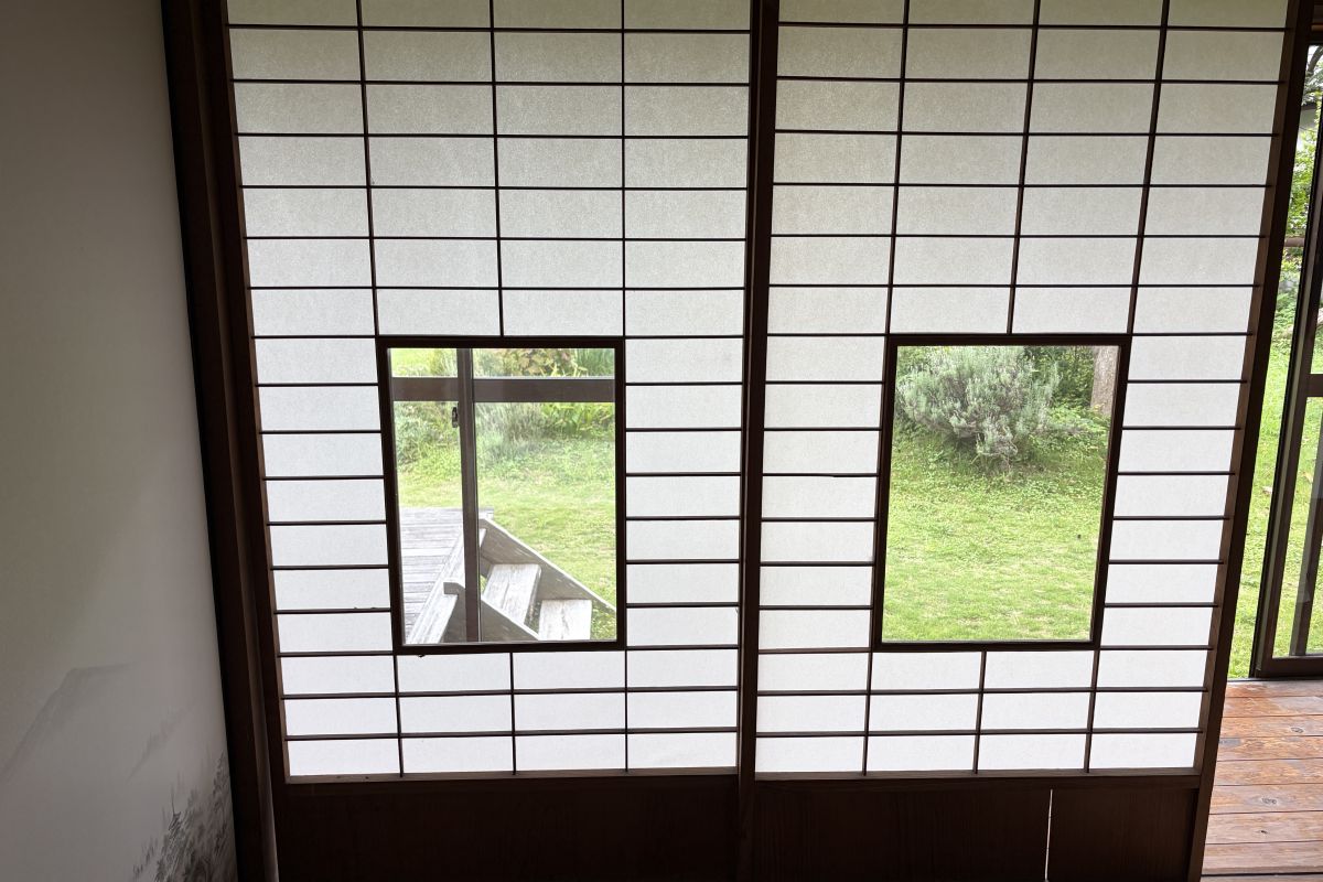 【建築当時から残る障子。中央にはガラスがはめ込まれています】
