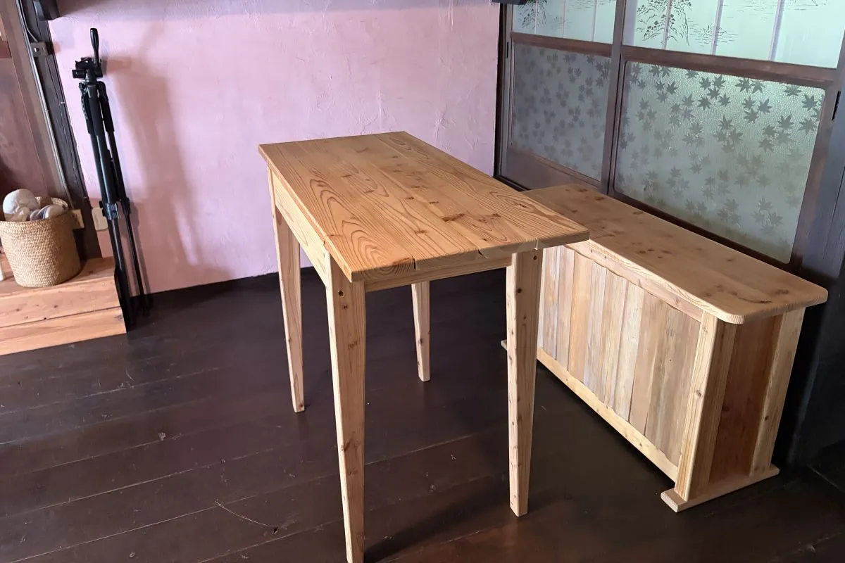 【「由香さんが手掛けた家具。分解して別の用途にも活かせるよう工夫されています】