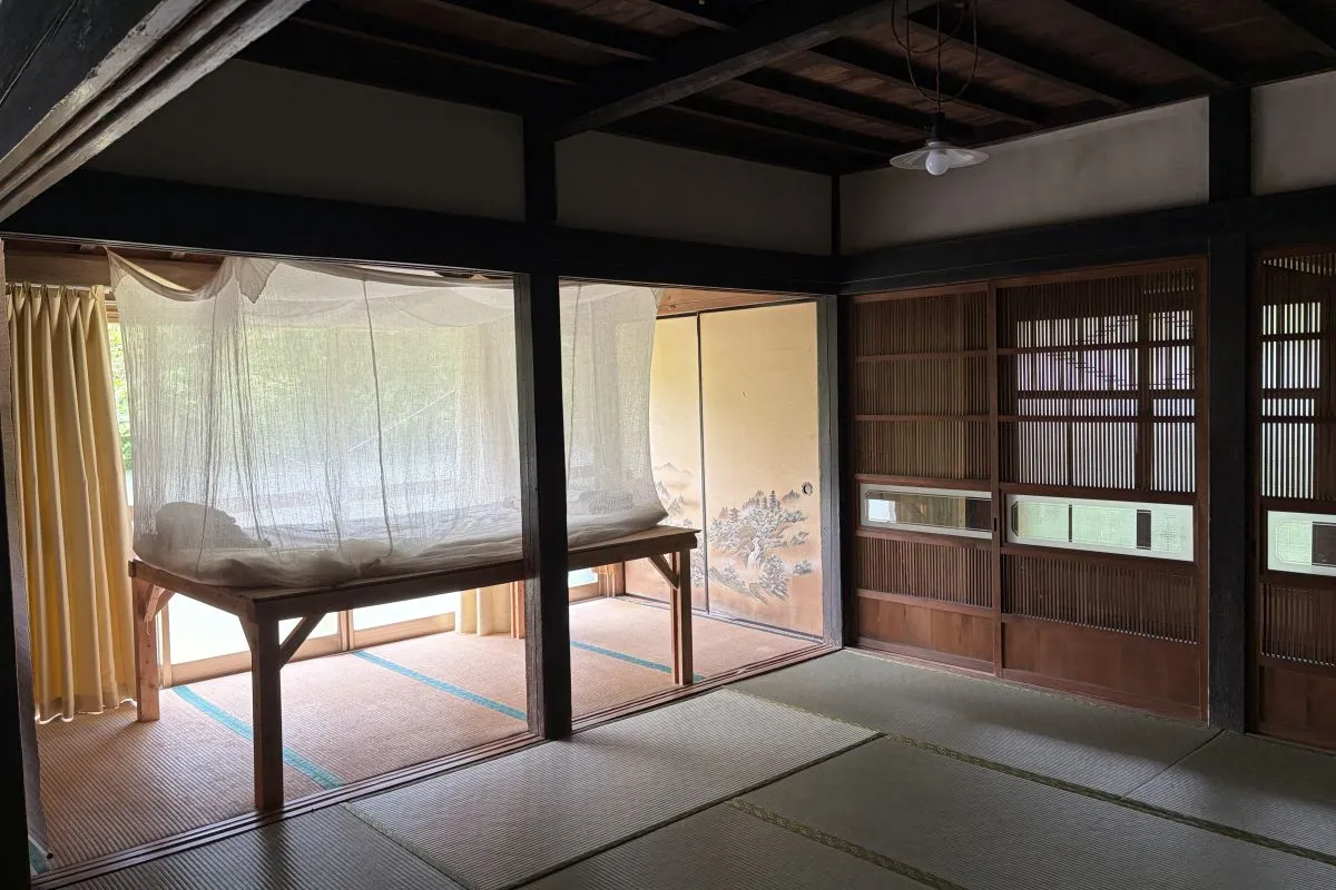 【「ベッドも由香さんの自作。蚊帳の中はなんとも落ち着きそうです】