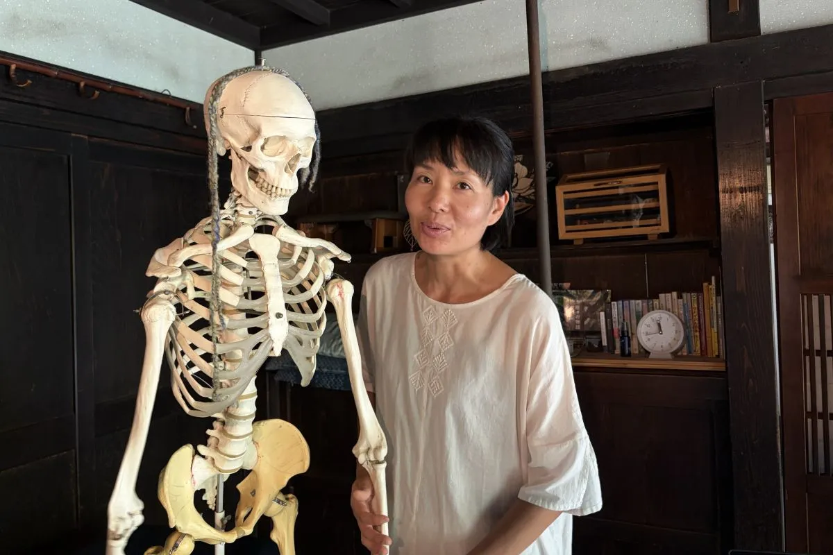 【「200個以上ある人間の骨には、一つひとつに意味があります」と由香さん】