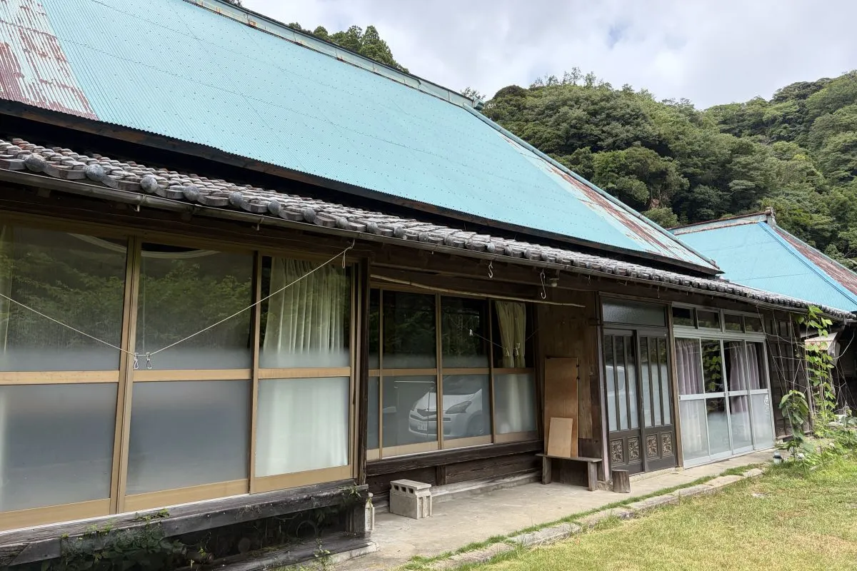 【「築200年ほどになるお宅の外観。かつては茅葺屋根だったようです】