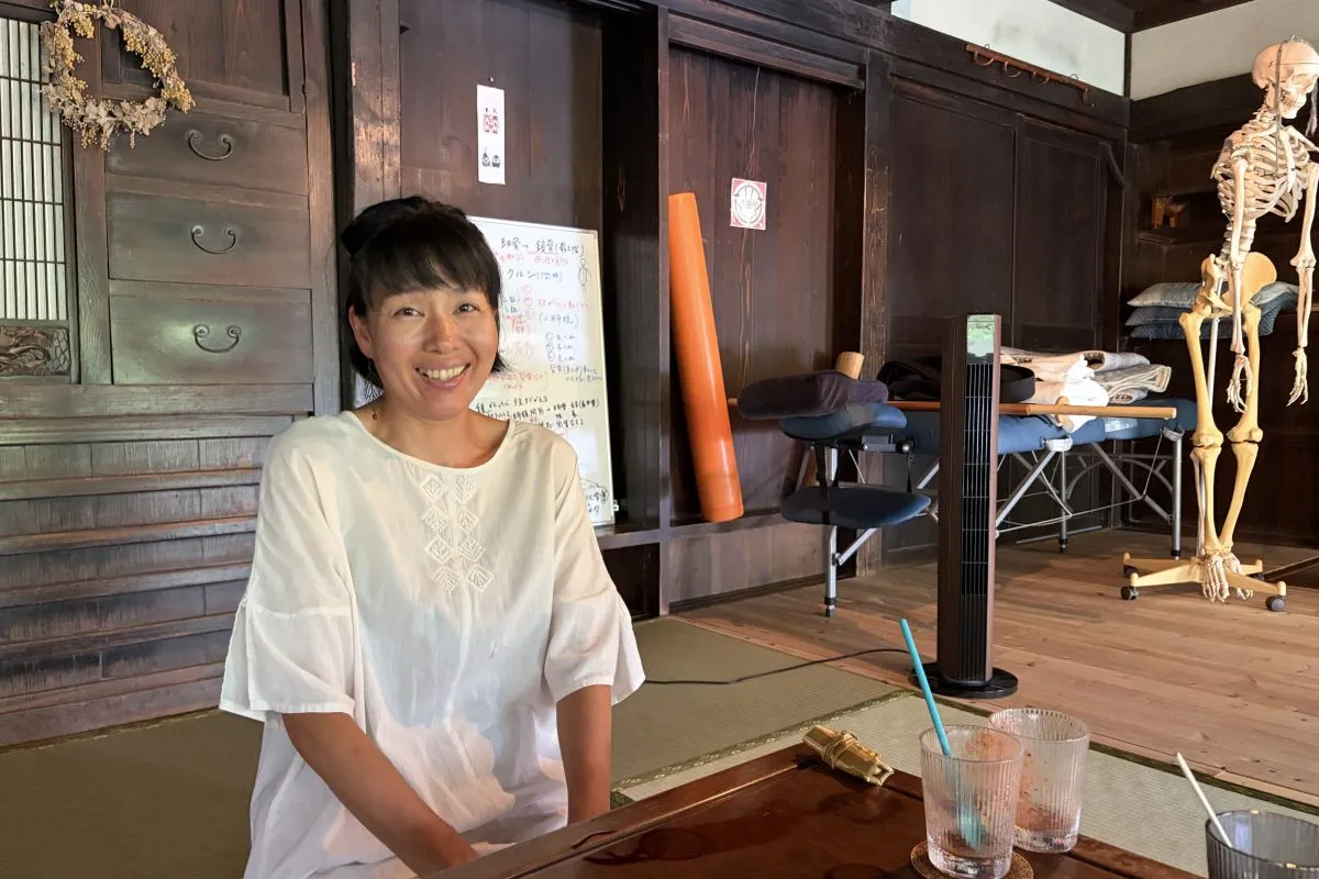 【菅原由香さん。骨格模型がある部屋の床は、自ら「きらめ樹」の木材を使って張りました】