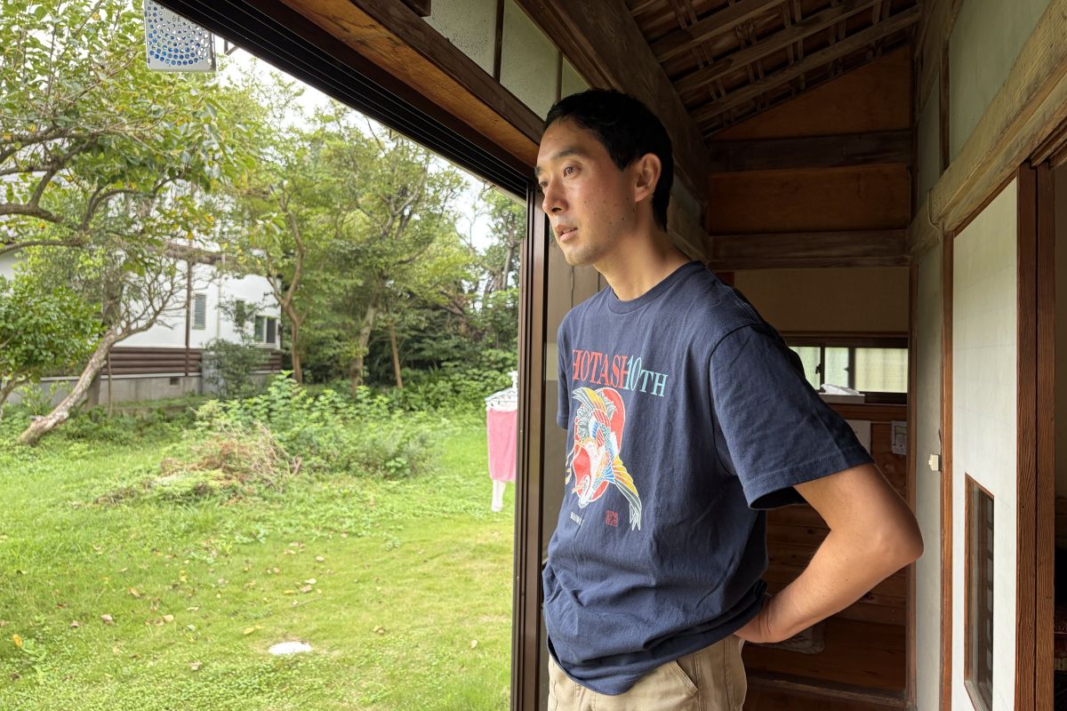 【庭を眺めながら広縁で過ごす山本さん】